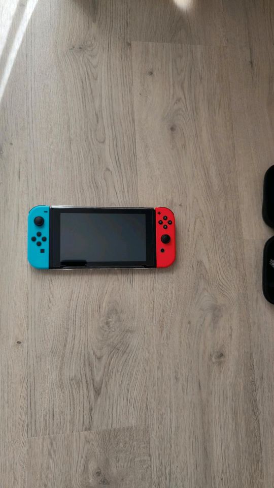 Nintendo Switch + Zubehör in Kiel