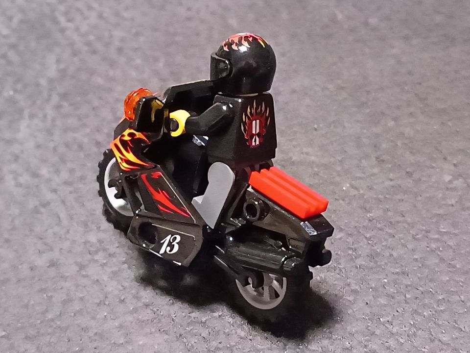 Lego Motorrad mit Fahrer Flammen Totenkopf schwarz rot in Dresden