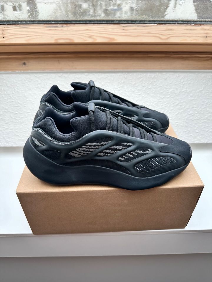 adidas Yeezy 700 V3 black schwarz alvah 9 43.5 in Ratingen