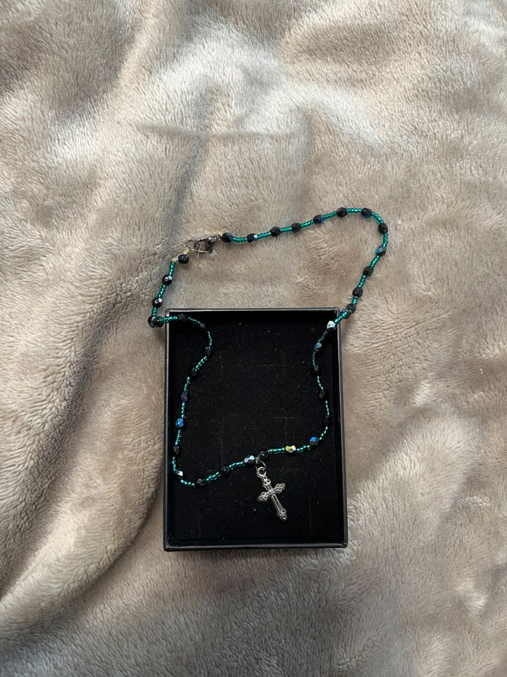 Kette mit Kreuz Silber schwarz grüne Steine selfmade in Kusterdingen