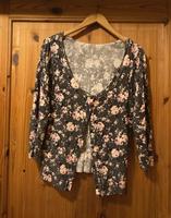 Cardigan Strickjacke Jäckchen floral Blumen Gr.36 Niedersachsen - Zetel Vorschau