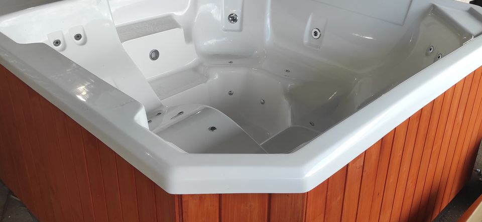 Jacuzzi FIORD2 202cm x 192cm x 80cm in Dresden