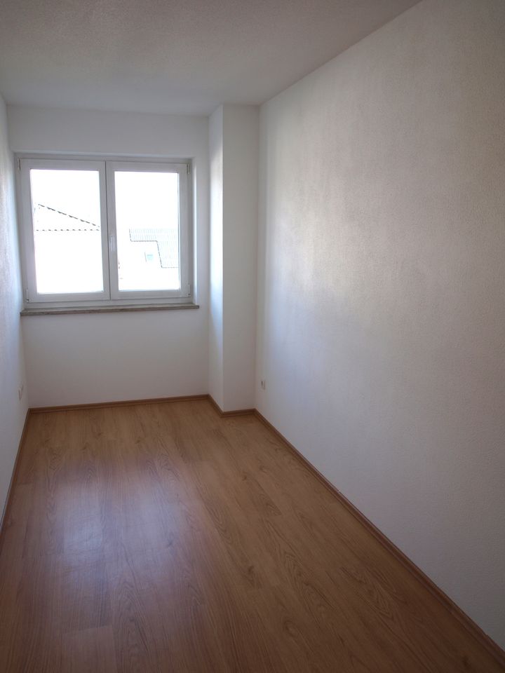 Sofort bezugsfrei! Sehr gepflegte 4-Zimmer-Maisonette-Wohnung (OG + DG) in Altfraunhofen