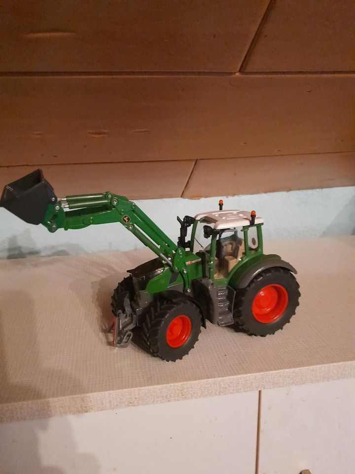 Siku Modell 3293 Fendt 728 Vario mit Frontlader NEU, OVP, 1:32 in Blankenheim