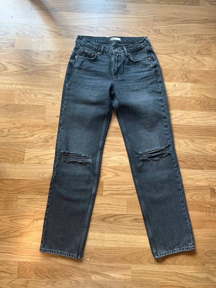 Neue Gina Tricot Straight Perfect Jeans  Xs/34 Destroyed in Berlin