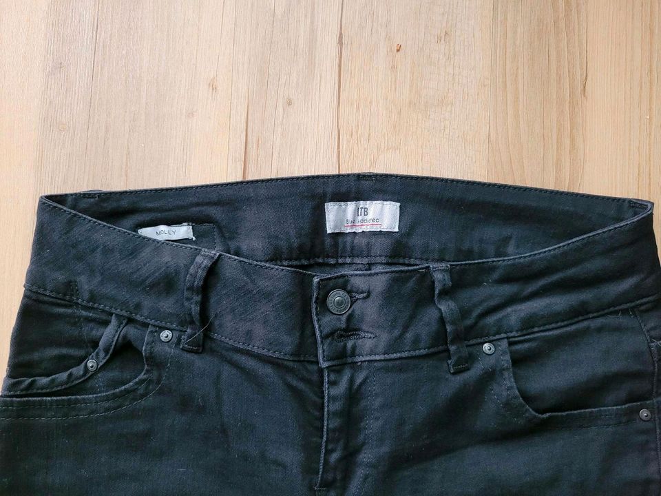 Sehr gut erhaltene schwarze LTB Jeans Extra Lang W:31 L:36 in Siegen