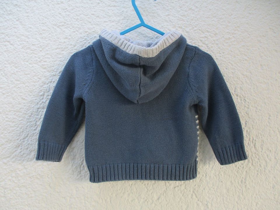 H&M Strickjacke mit Kapuze Knöpfe blau grau Junge 62 in Ravensburg