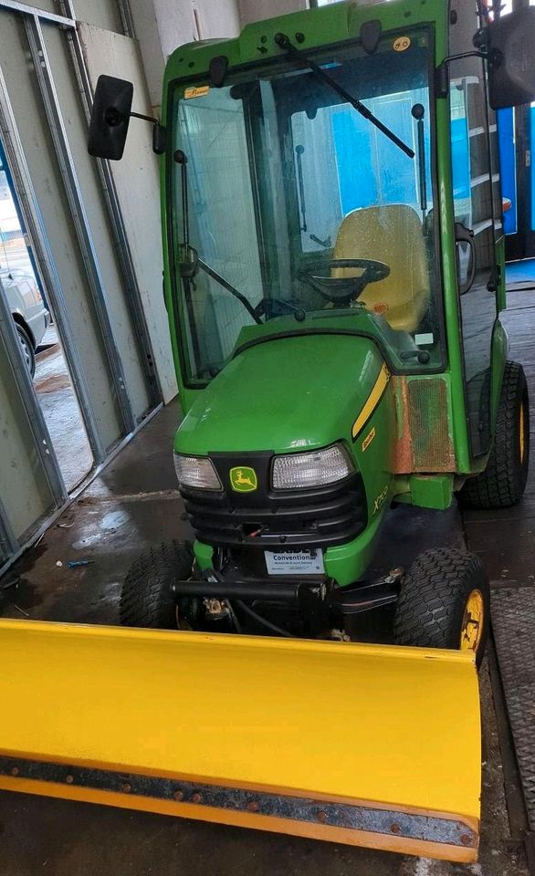 John Deere X700 Kompakttraktor mit Schneeschild und Salzstreuer in Nürnberg (Mittelfr)