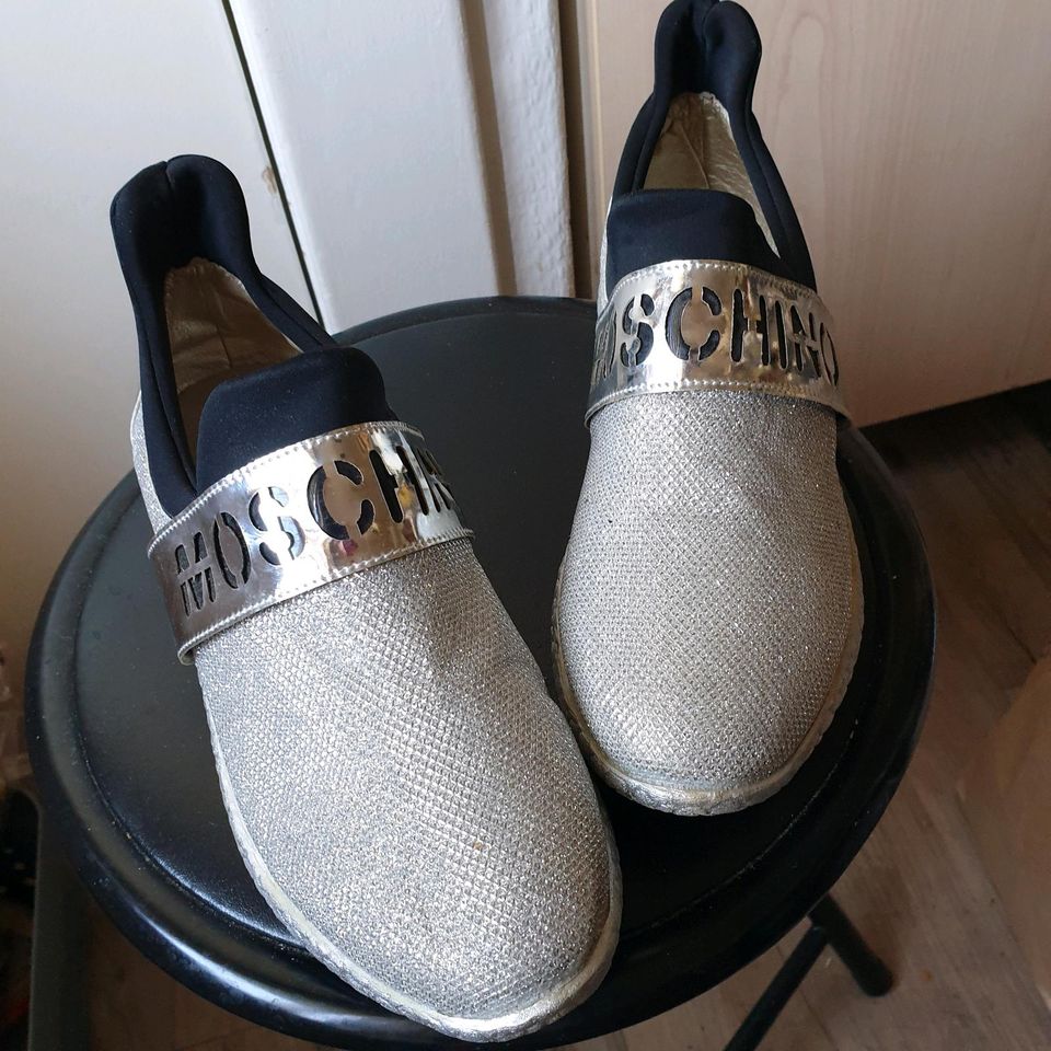 Silberne Schuhe mit der Aufschrift Moschino in Berlin