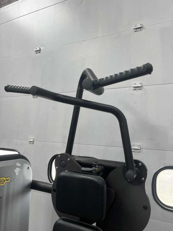 Technogym Element Vertical Traction/ Lat pulldown/ Latzug Black in Bocholt