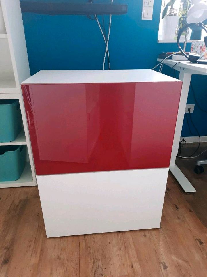 IKEA Besta Kommode Schrank hochglanz weiß/rot TV-Schrank Lowboard in Modautal