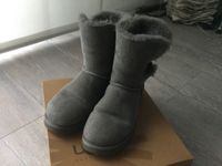 UGG-Boots Bailey Button, grau, Größe 39 Nordrhein-Westfalen - Bergisch Gladbach Vorschau