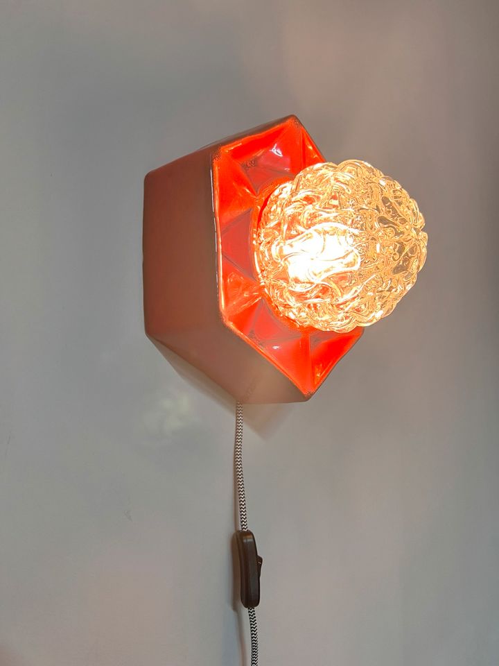 Honsel Wandlampe Keramik Wandkachel mit Glaskugel Kugellampe Beleuchtung rot orange Flurlampe Schlafzimmerlampe 70er Jahre Handarbeit in Berlin