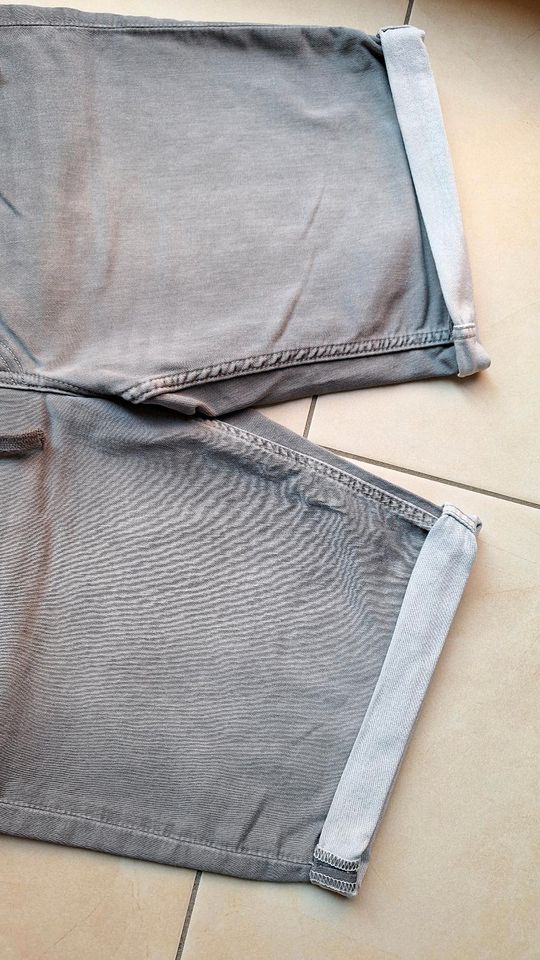 H&M Jeans Shorts Gr. 34 regular fit, ungetragen in Sehnde