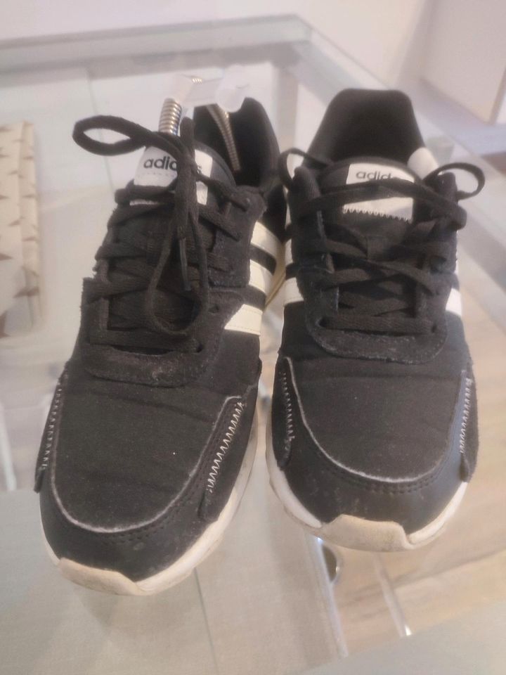 Adidas Turnschuhe Schwarz Größe 38 in Bremen