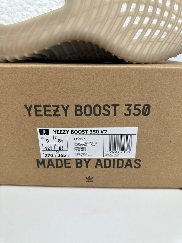 Adidas Yeezy Boost 350 V2 / Tail Light / EU 42 2/3 NEU in Korschenbroich