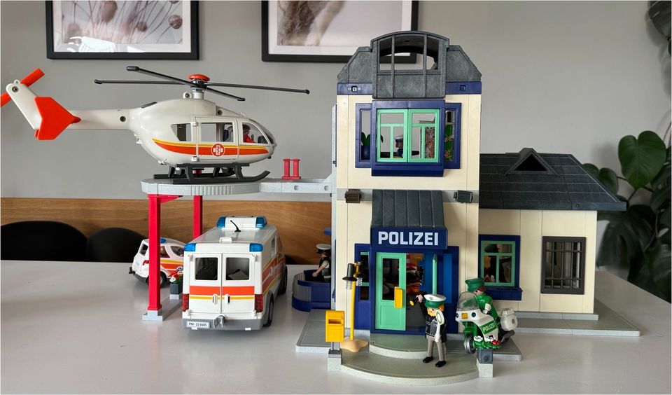 Playmobil Krankenhaus / Polizei mit sehr viel Zubehör in Eltville