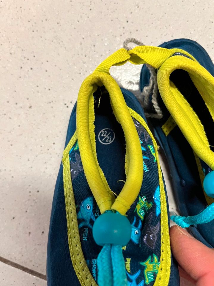 22 23 Badeschuhe Wasserschuhe blau Fische in Mannheim