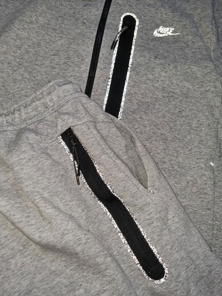 Nike Tech Fleece Trainingsanzug | Reflective | Jacke L + Jogger M in Wolfsburg