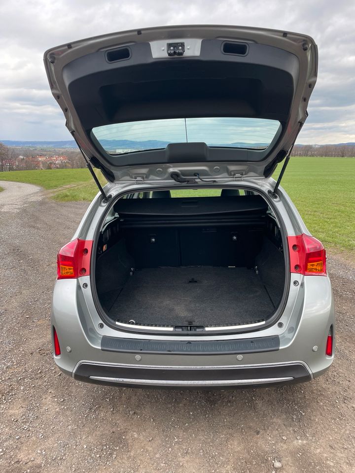 Toyota Auris Hybrid in Struppen