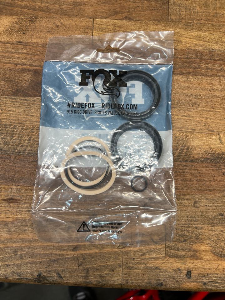 FOX 40 Kit Dust Wiper Feder Gabel Service neu! in Meckenheim