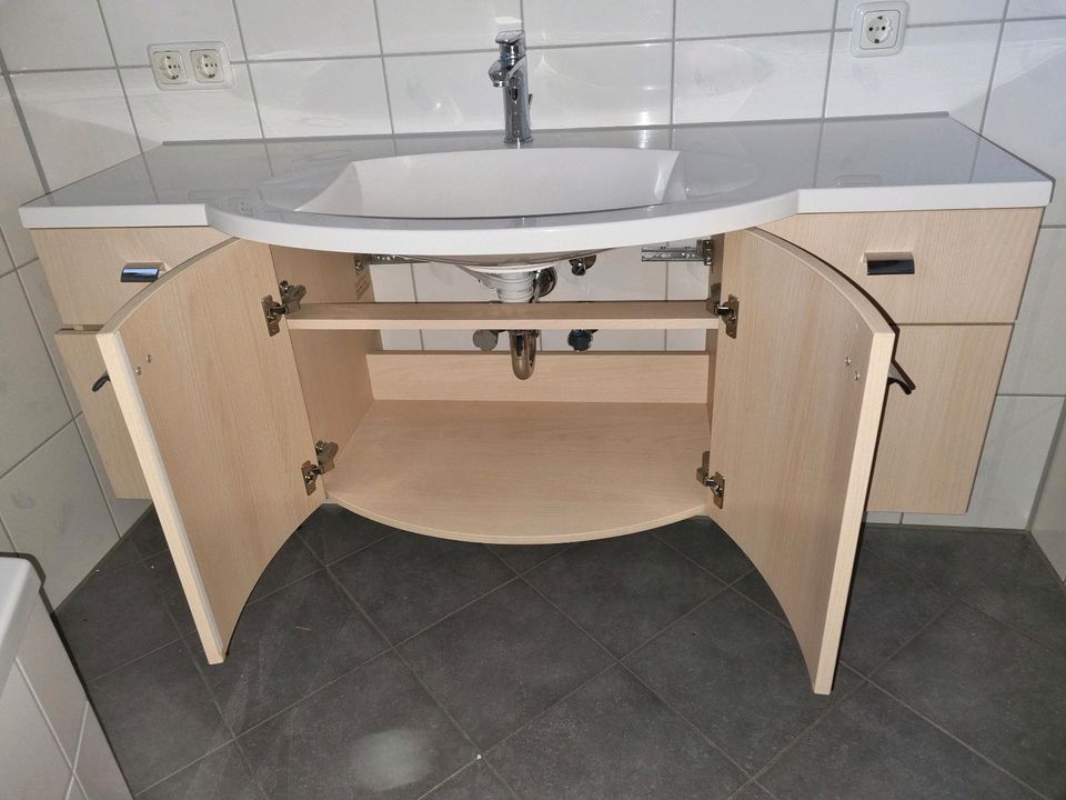 Waschbecken mit Spiegelschrank und Unterschrank in Rabenau