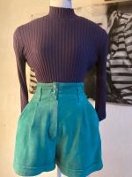 Vintage 80er Leder Shorts Velour Ledershorts 34 36 grün XS S Hose Friedrichshain-Kreuzberg - Friedrichshain Vorschau