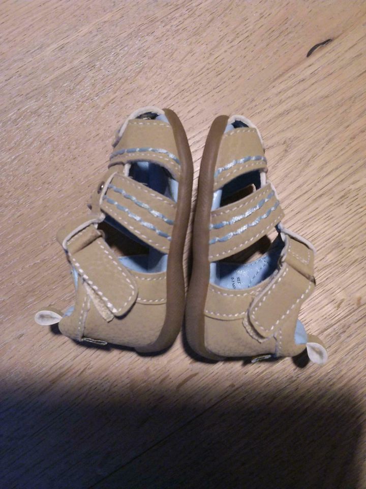 PLACE Baby Schuhe Sandalen Baby  1-3 Monate, neuwertig in Geisenhausen