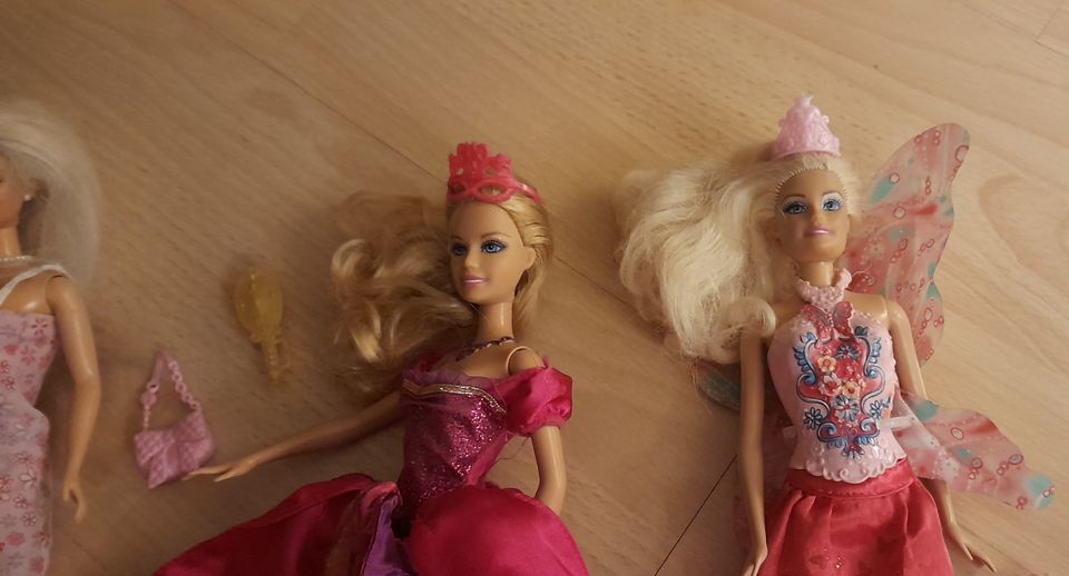 3 wunderschöne Barbies von Mattel und etwas Zubehör in Offenbach