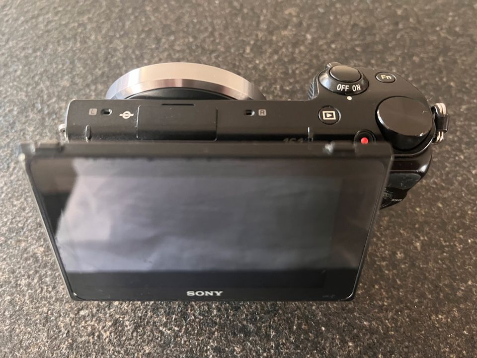 Sony NEX-5R Systemkamera schwar inkl.  PZ 16-50mm f3.5-5 Objektiv in Kösching