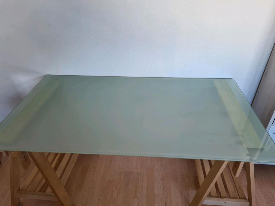 Schreibtisch mit Glaspatte in Offenburg