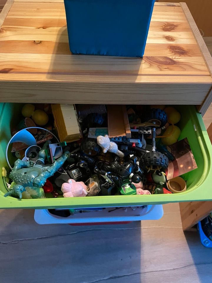 Schöner Schrank Ikea, Kinder, Spielzeug inklusive. in Halle