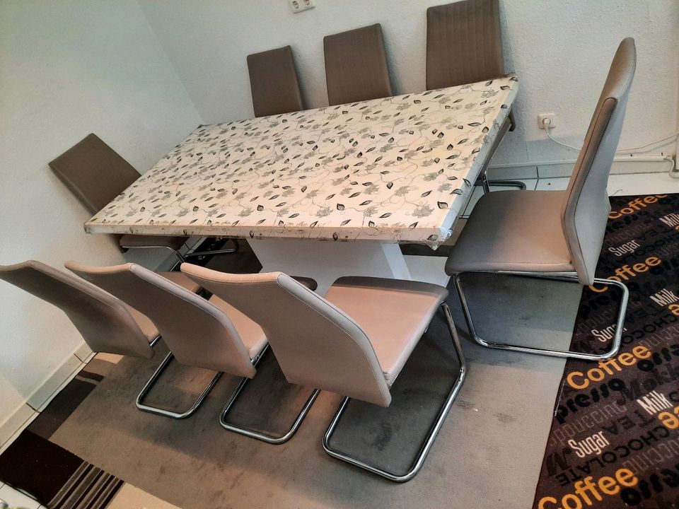 Esstisch mit 8 Stühlen in Hameln