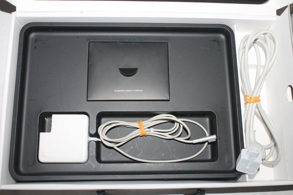Apple Macbook Pro 13" 2011 Modell A1278 mit OVP und Kabel in Wolfsburg
