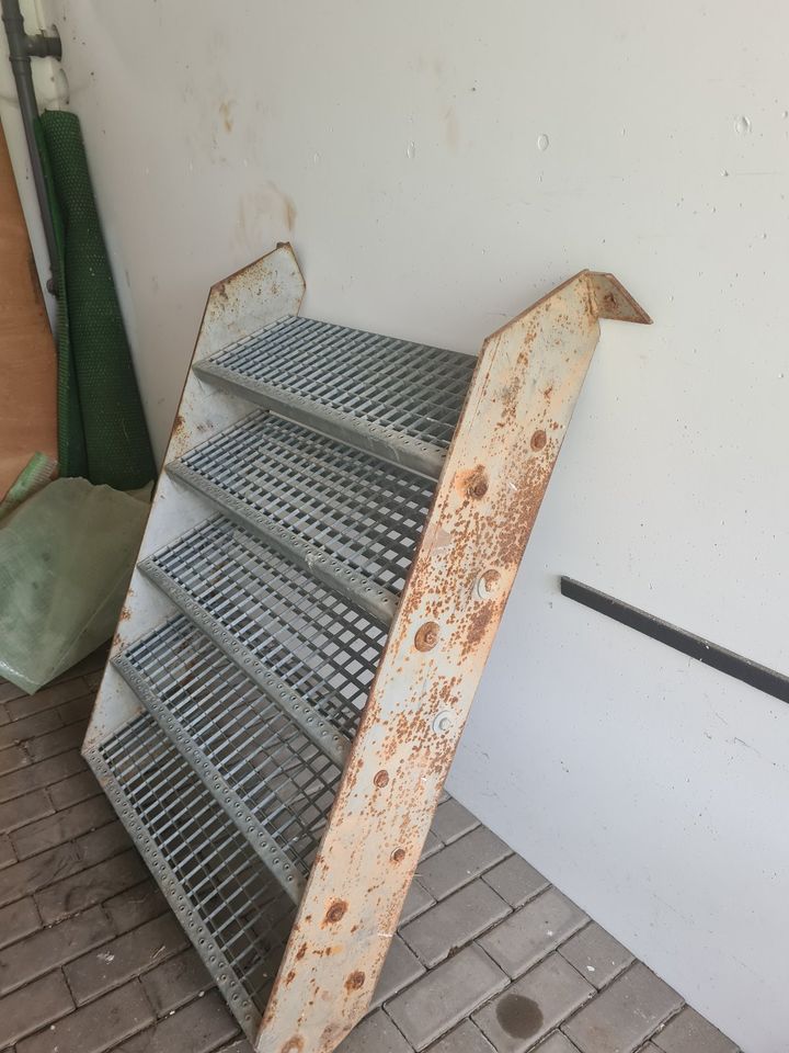 Bautreppe aus Stahl mit 5 Stufen in Bad Salzschlirf