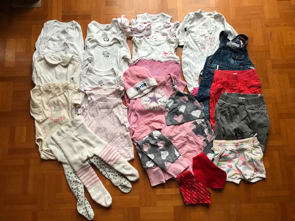 28 tlg. Set: Babykleidung Gr. 62 Bodys Hosen Strampler Mützen H&M in Krefeld