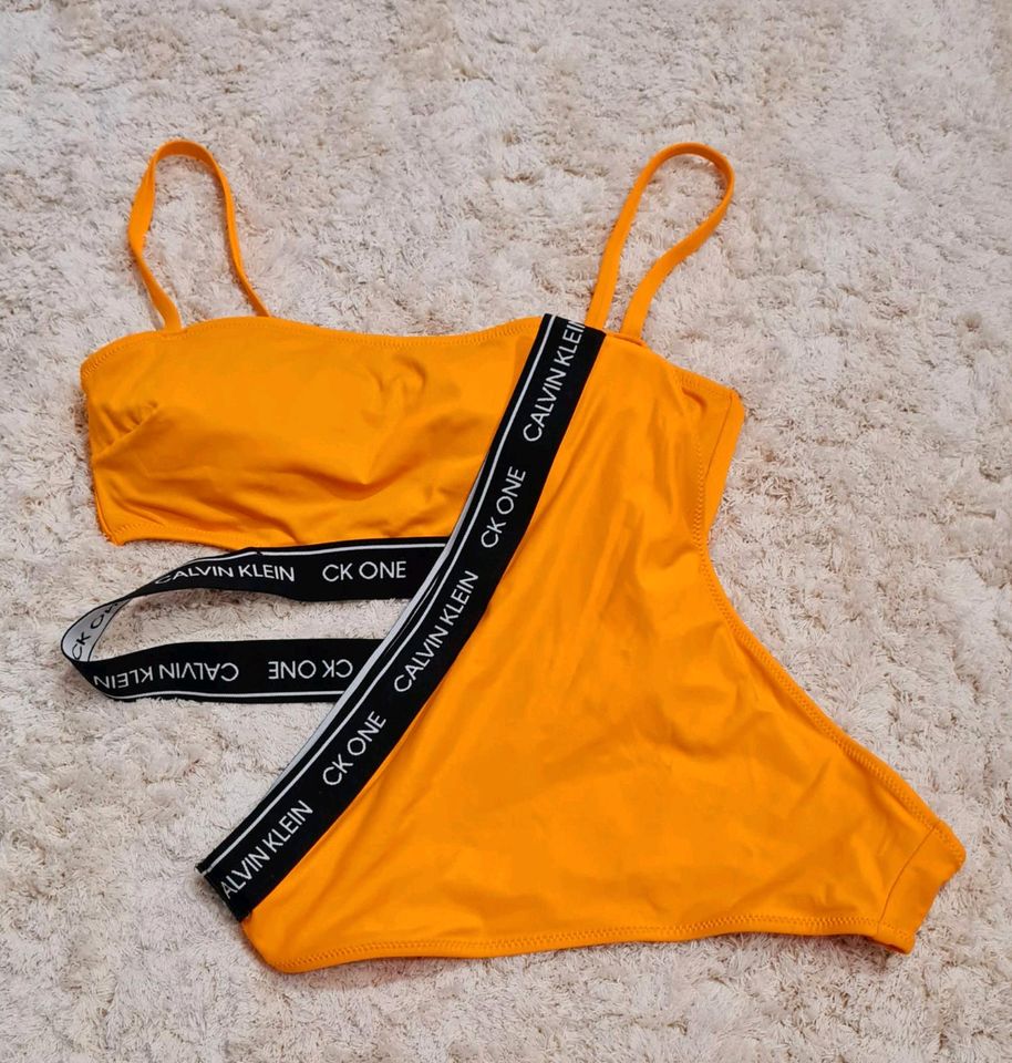 Neuer orangener Bikini in M/38 von Calvin Klein in Bad Emstal