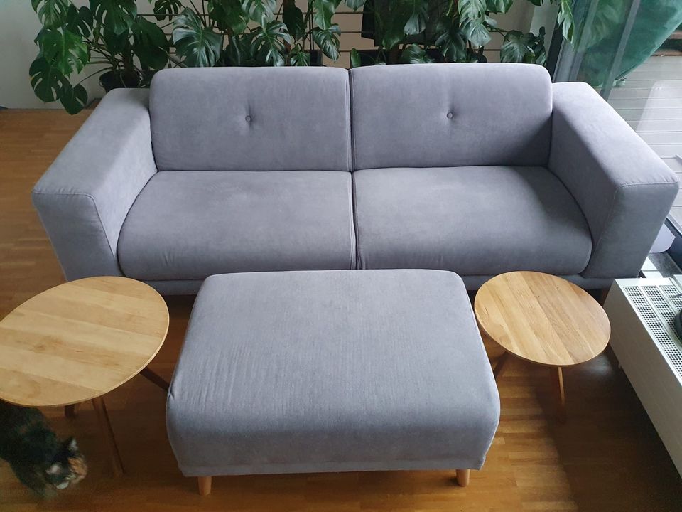 Sofa mit Hocker im Skandi Stil in Mannheim