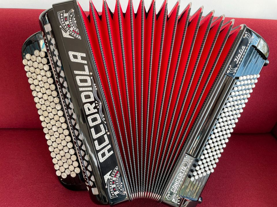 Akkordeon Accordiola Concerto Knopf . B-Griff . Wie neu . in Kleve