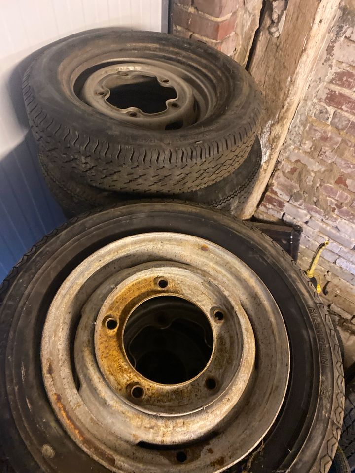 Wartburg 311 Felgen 15 Zoll mit brauchbaren Reifen in Legden