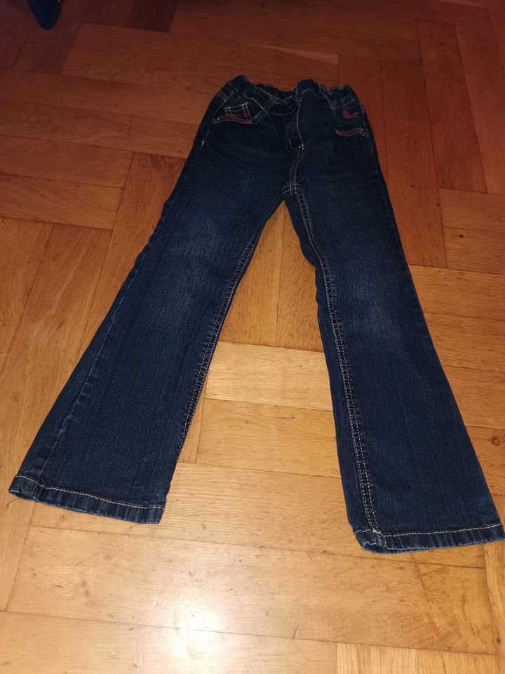 Blaue Jeans mit Schmetterlingen in Rotenburg (Wümme)