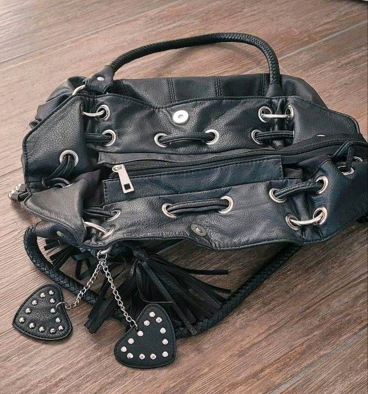 Schwarze Handtasche mit coolen Accessoires und Nieten in Viechtach