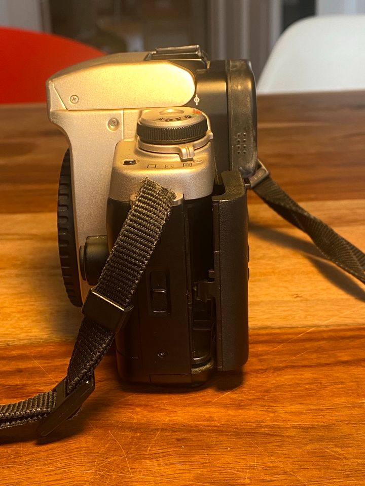 Canon EOS 50 mit defektem Rückwandverschluss in Wiesbaden