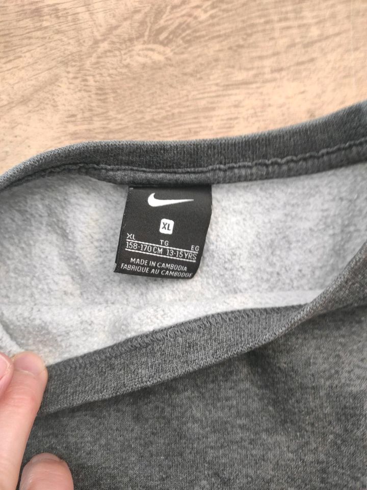 Nike Pulli Gr 158-170 in Köln