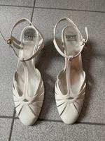 Schuhe Sandalen Esprit weiß Hochzeit neu Gr. 40 Nordrhein-Westfalen - Finnentrop Vorschau