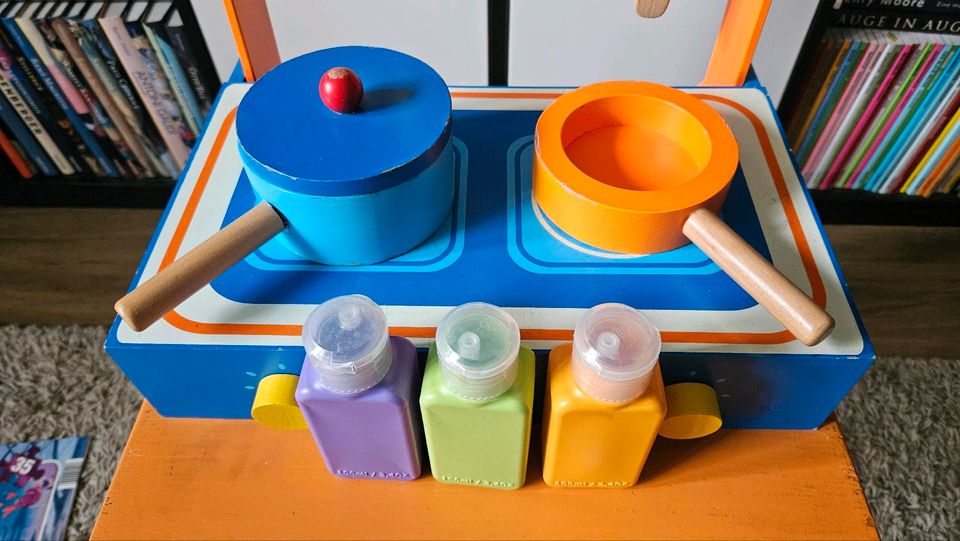 Kleine Kinderküche aus Holz mit Utensilien (Pfanne,...) in Dresden