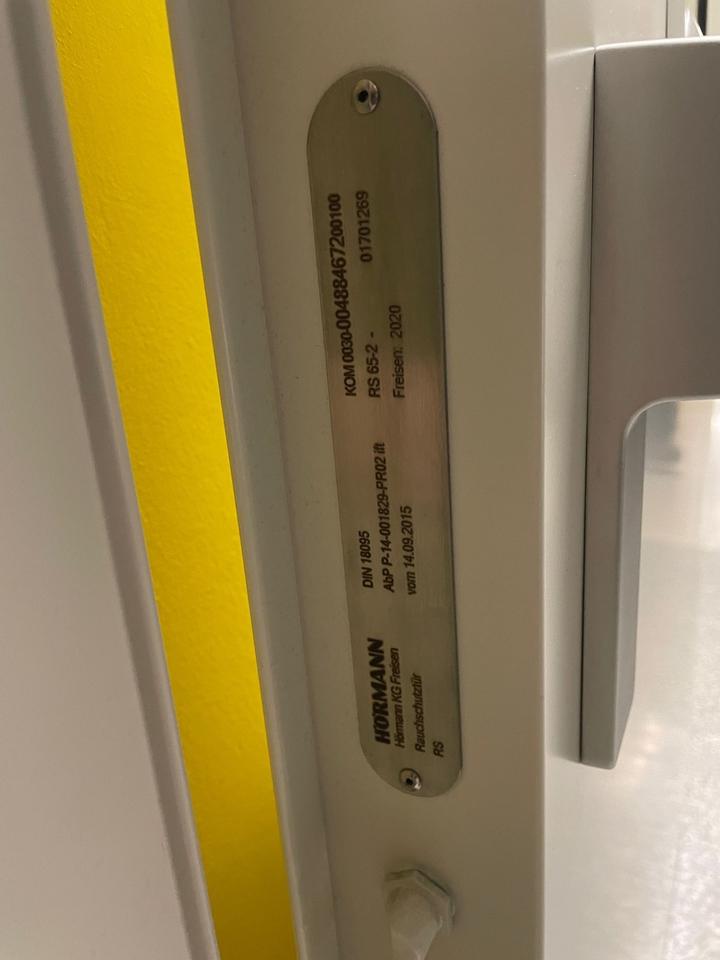 Hohe RS Rauchschutztür mit Oberlicht Stahl Glas Weiß Hörmann in Buxtehude