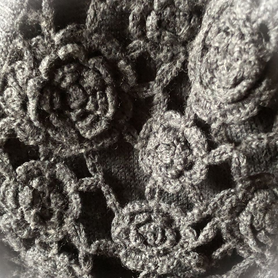 Strickjacke mit Häkelelementen im Trachtenstil – Gr. 40 in Gengenbach