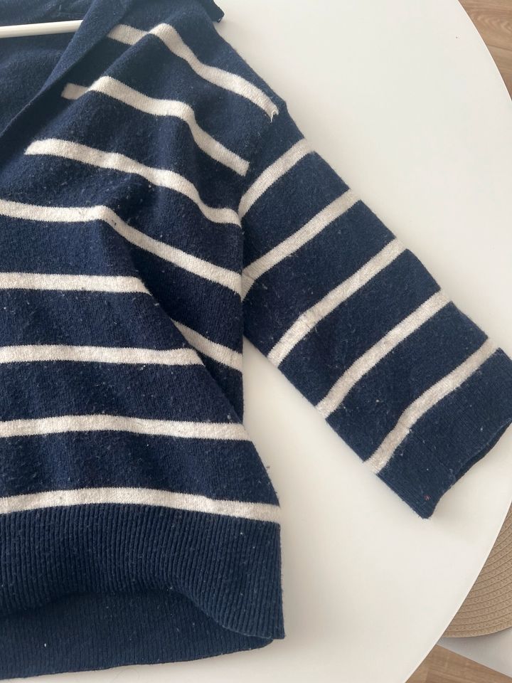 Pullover mit V-Schnitt blau/weiss H&M Größe S in Flensburg