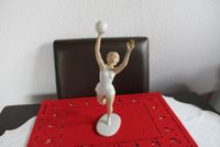 Porzellanfigur Sportlerin mit Ball Art decor Schaubachkunst Thüringen - Erfurt Vorschau